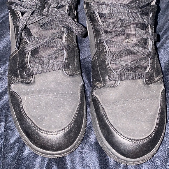 Jordan 1 Mid all black - Picture 2 of 4